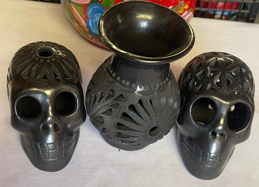 Juego de jarrón y calaveras de barro negro / Black clay vase and skull set